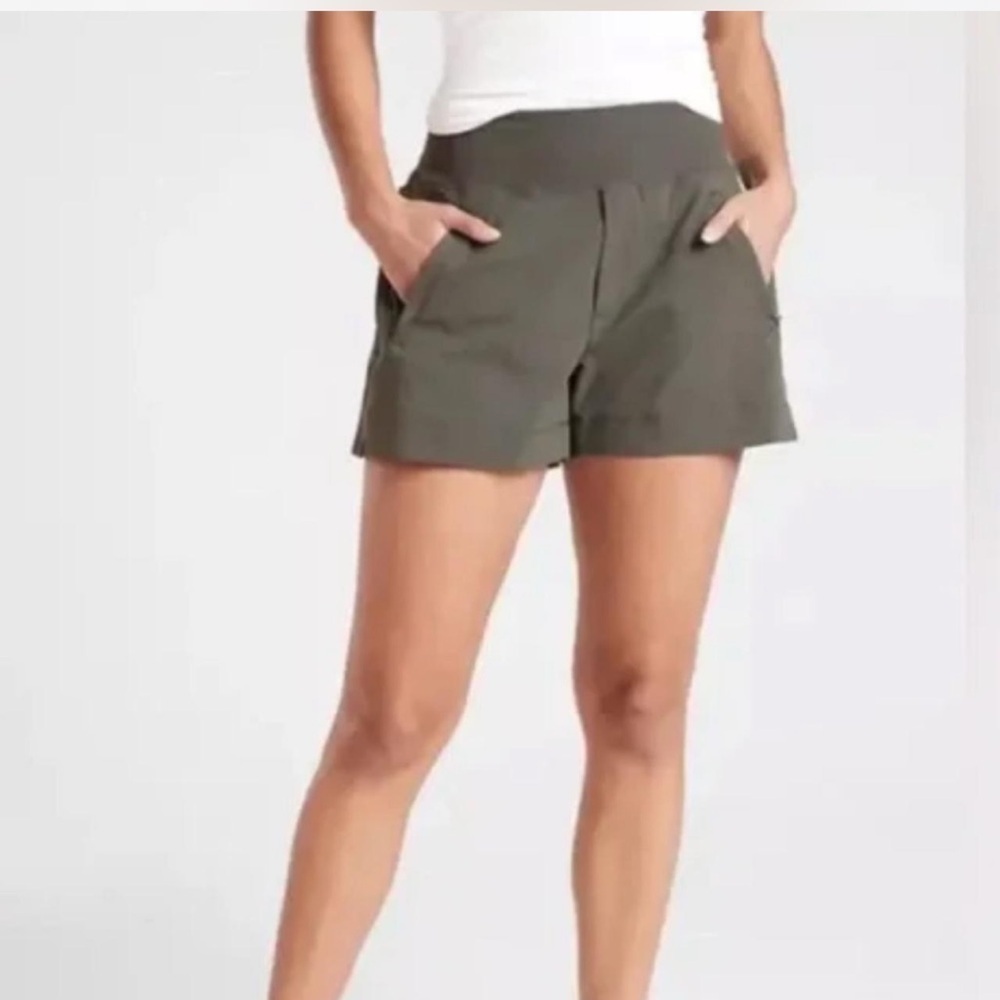 NWT Athleta Dark Green Trekkie North Shorts size 22